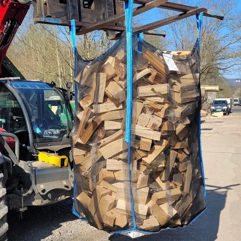 Holzbag Woodbag mit Frontlader angehoben